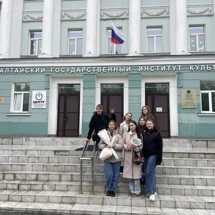 От сцены Дома культуры к институтской: